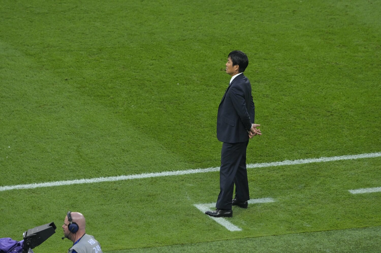 戦況を見つめる森保一監督。前半はあえて大きな修正を施さなかった　©Koki Nagahama/JMPA