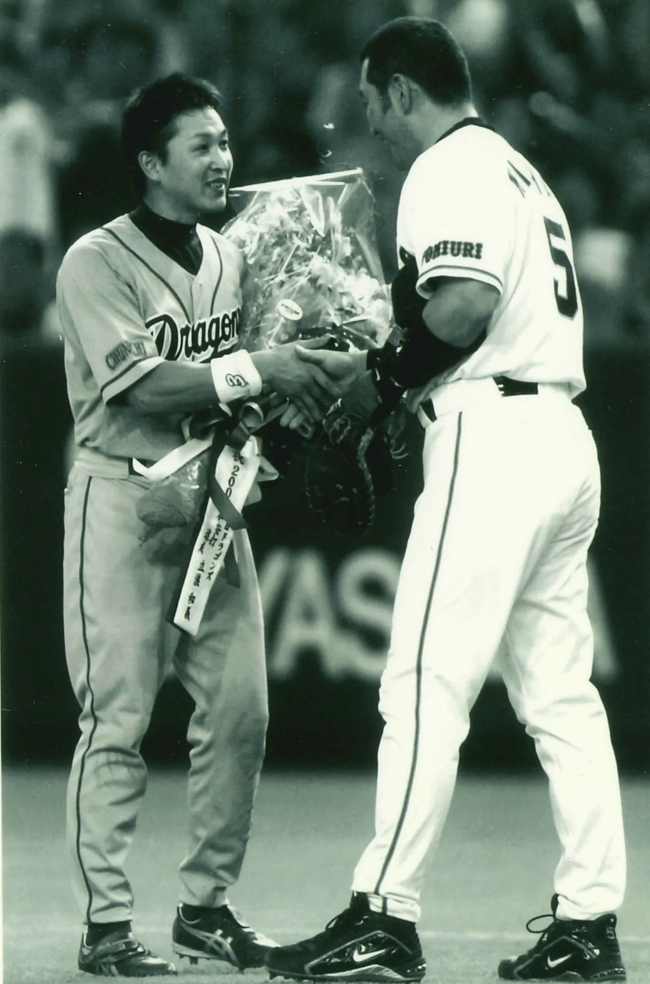 2003年、2000本を安打を達成した立浪は、PL学園の先輩・清原から花束を贈られた ©BUNGEISHUNJU