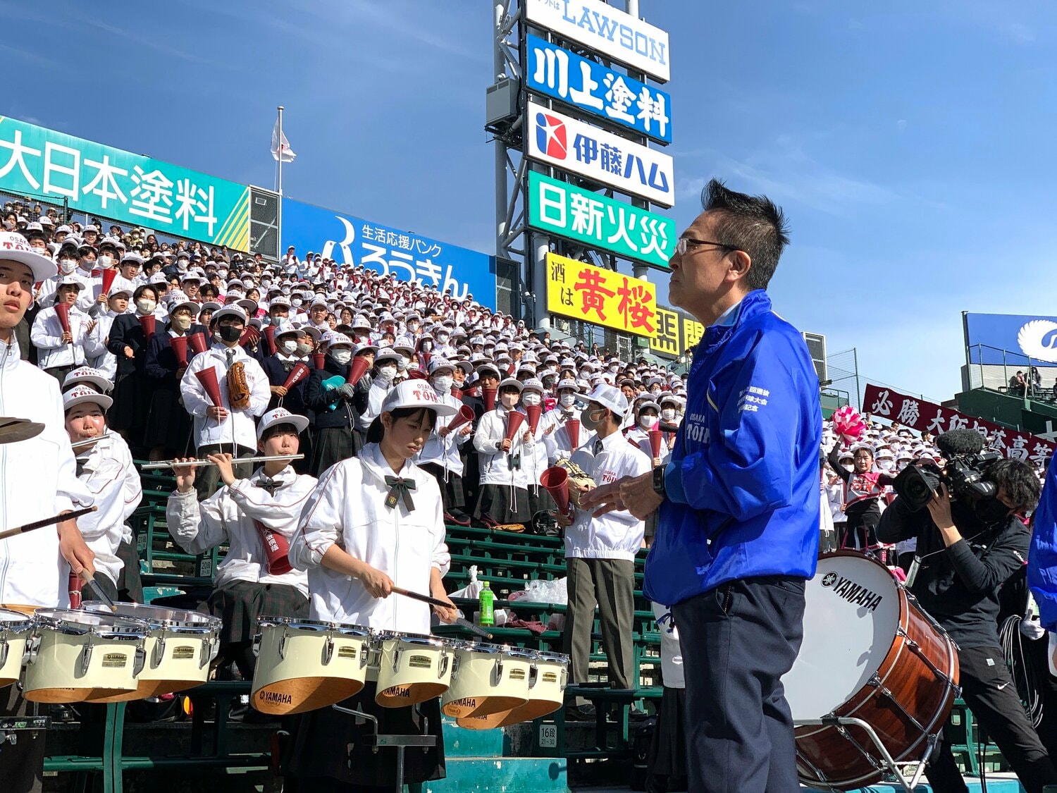 甲子園で指揮をする梅田監督（右）　©︎Yukiko Umetsu