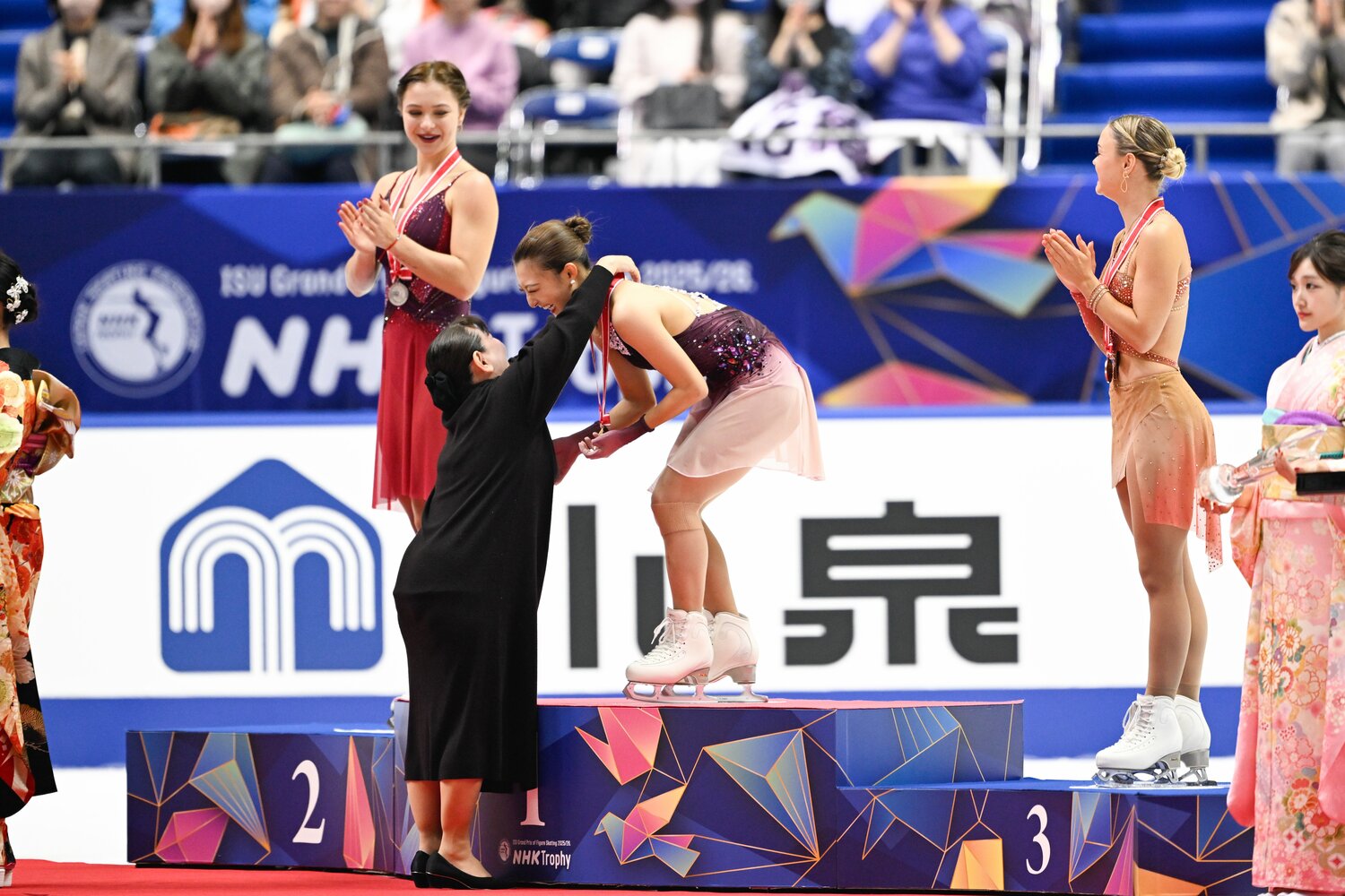 表彰式では伊藤みどりさんからメダルが授与された