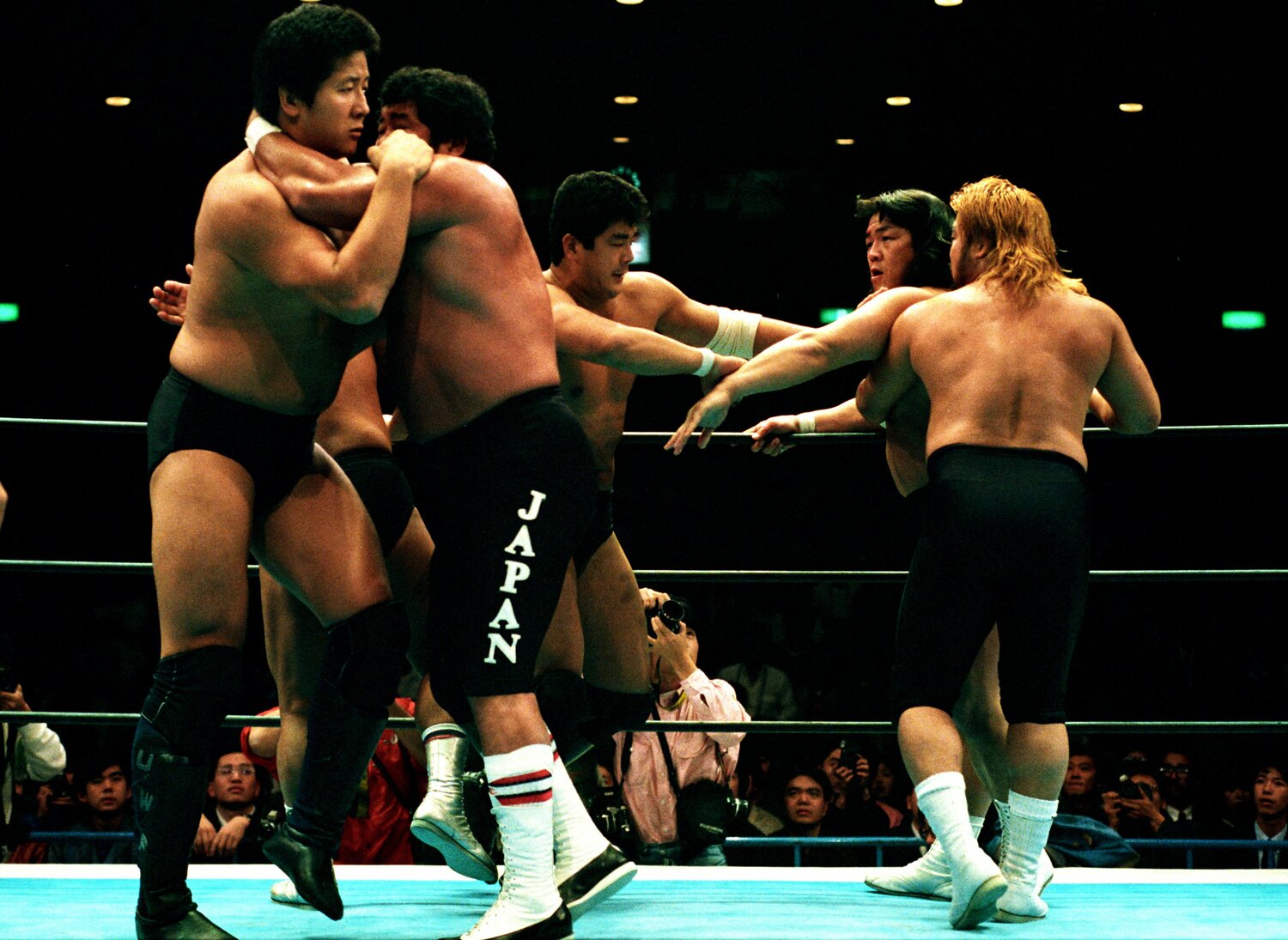 11月19日、新世代軍同士の6人タッグは“ケンカマッチ”に　©Essei Hara