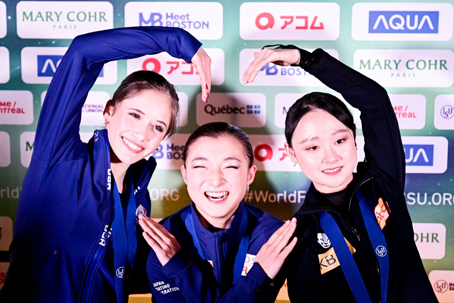 銀メダルのイザボー・レヴィト（左）、銅メダルのキム・チェヨン（右）とともに笑顔の坂本　©︎AFLO