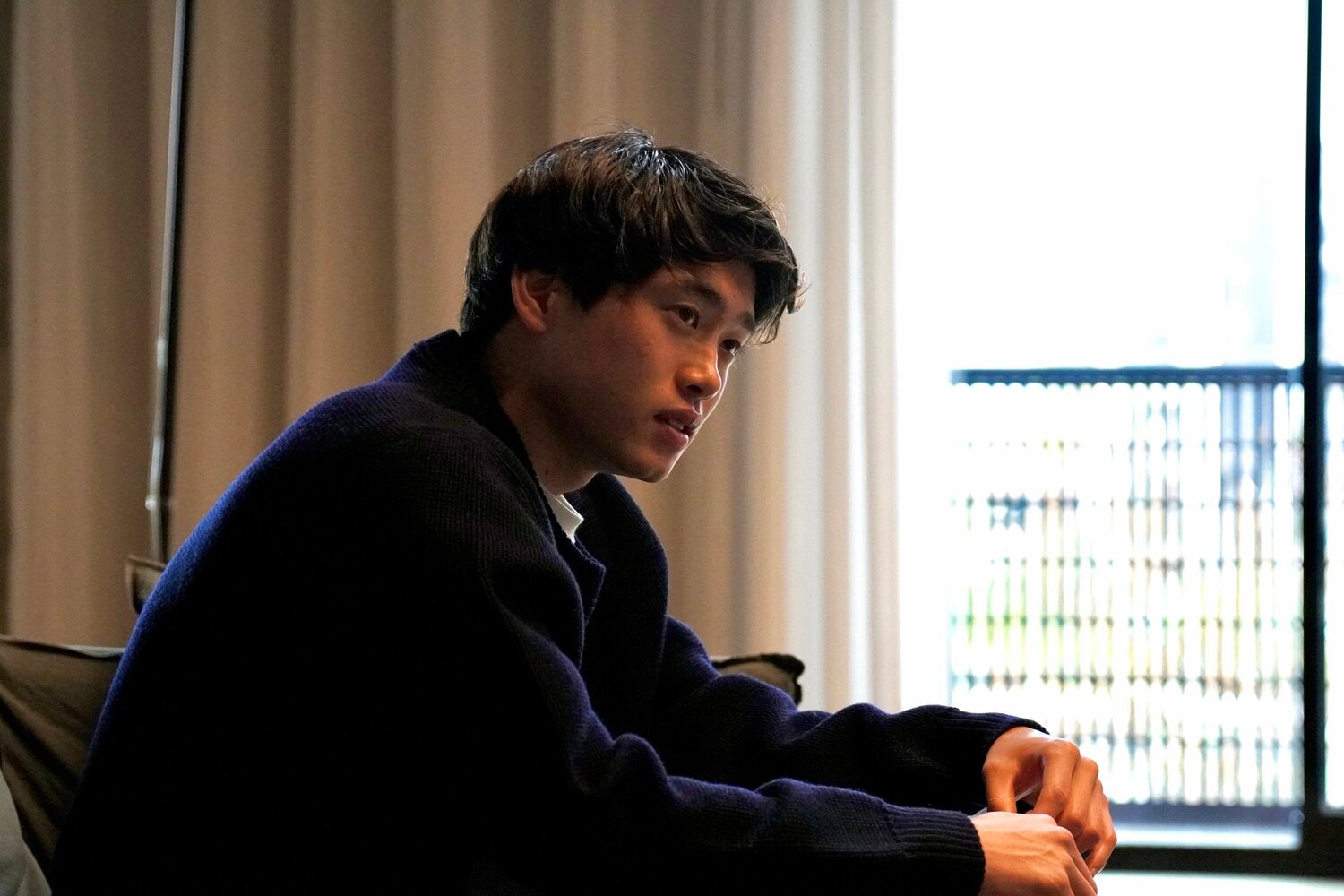 インタビュー中の鈴木　©Atsushi Iio