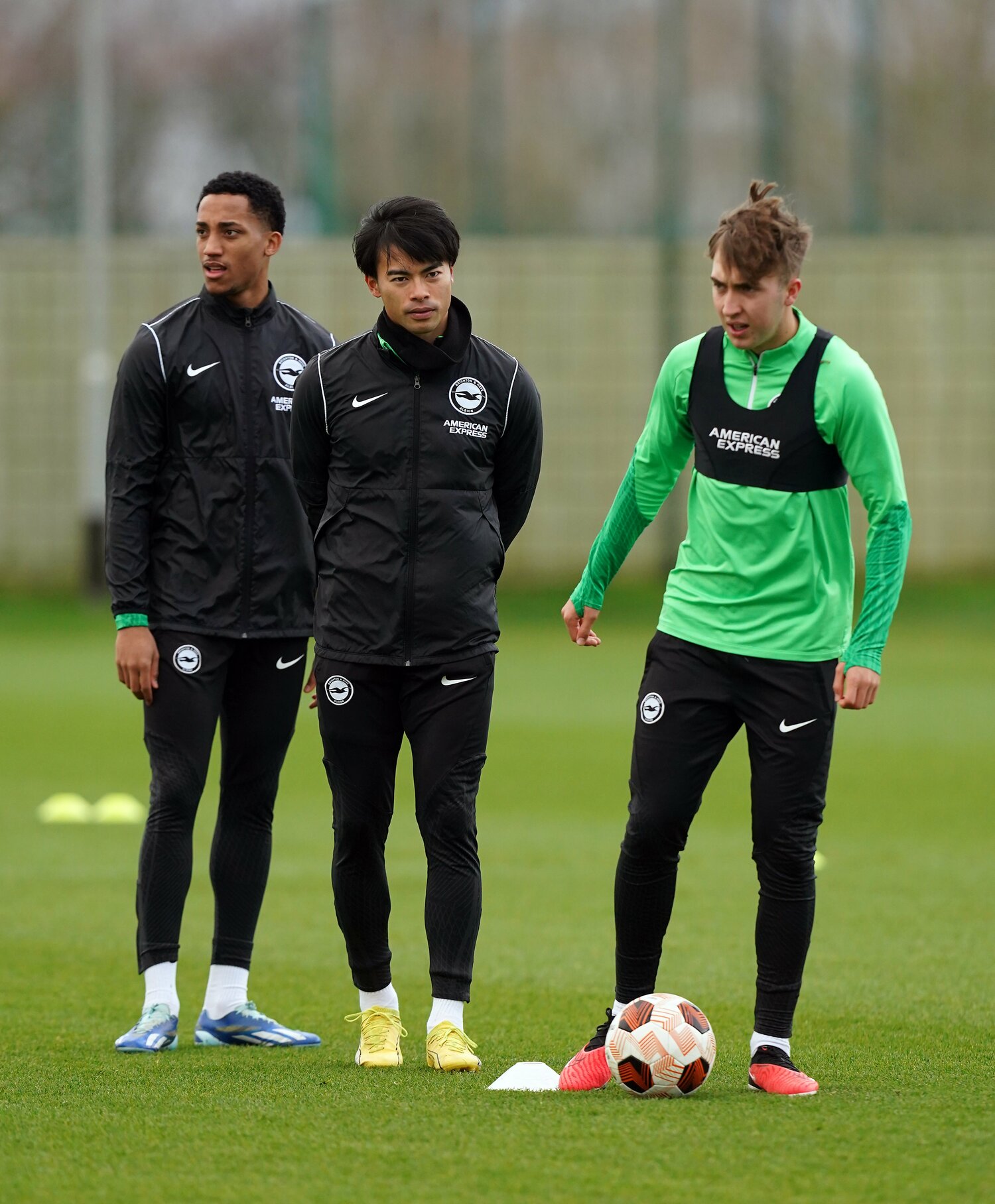 12月13日の練習で。サイドバックにもケガ人が続出しているブライトン。アカデミー出身の18歳ヒンシェルウッド（右）も出場機会が増えている　©AFLO