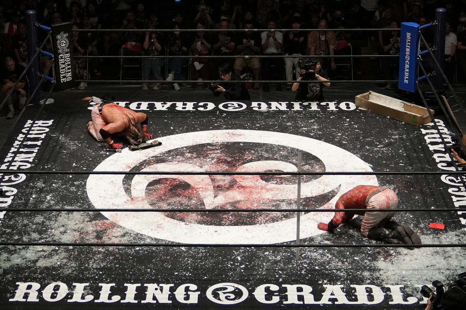 壮絶な試合を終えた両者。互いに座礼で思いを伝える　©Masashi Hara