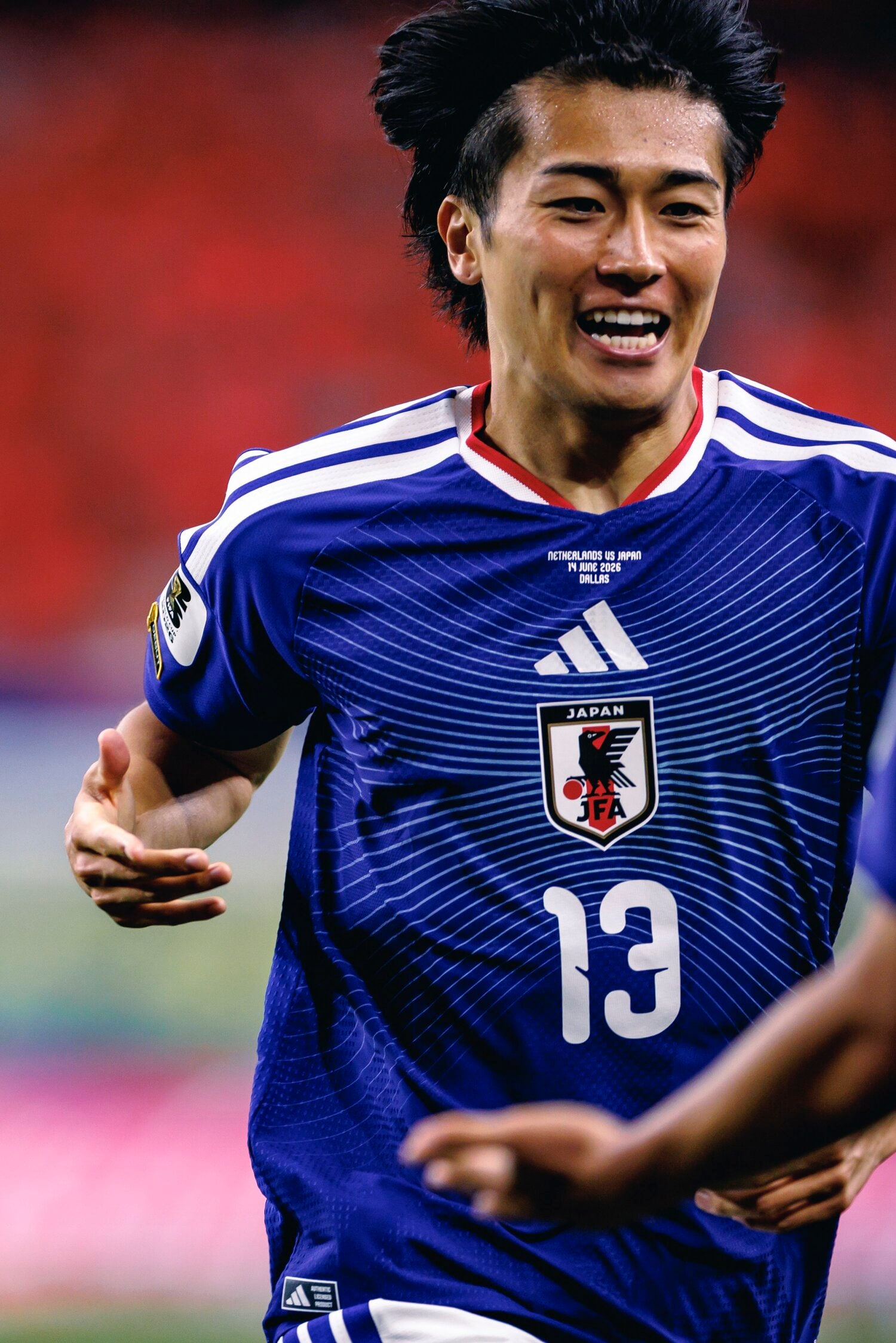同点ゴールを決め、チームメイトと笑顔を見せた中村敬斗 ©Kiichi Matsumoto/JMPA