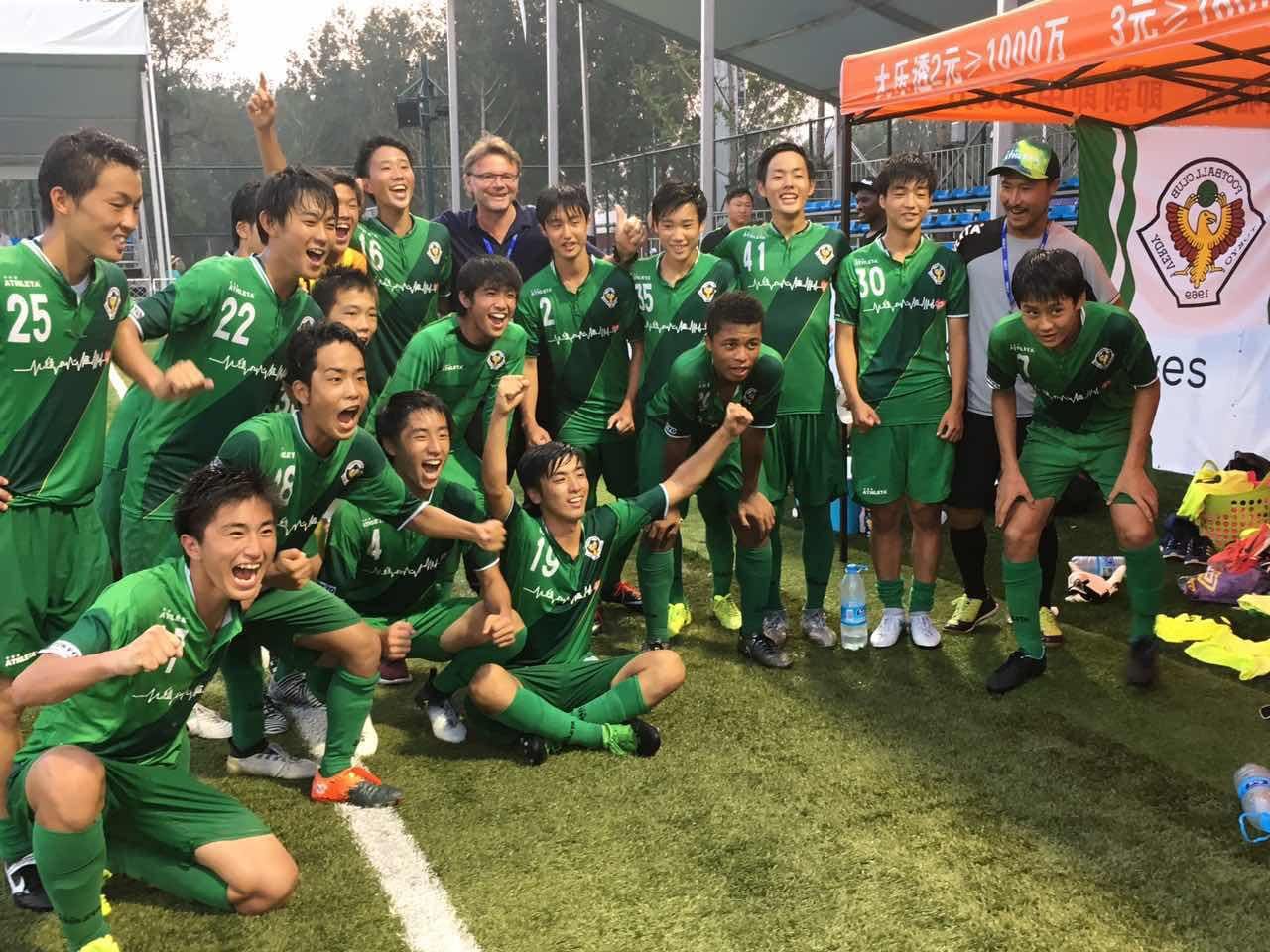 ゴシアカップでの藤田譲瑠チマ(当時15歳)らとトルシエ ※提供写真