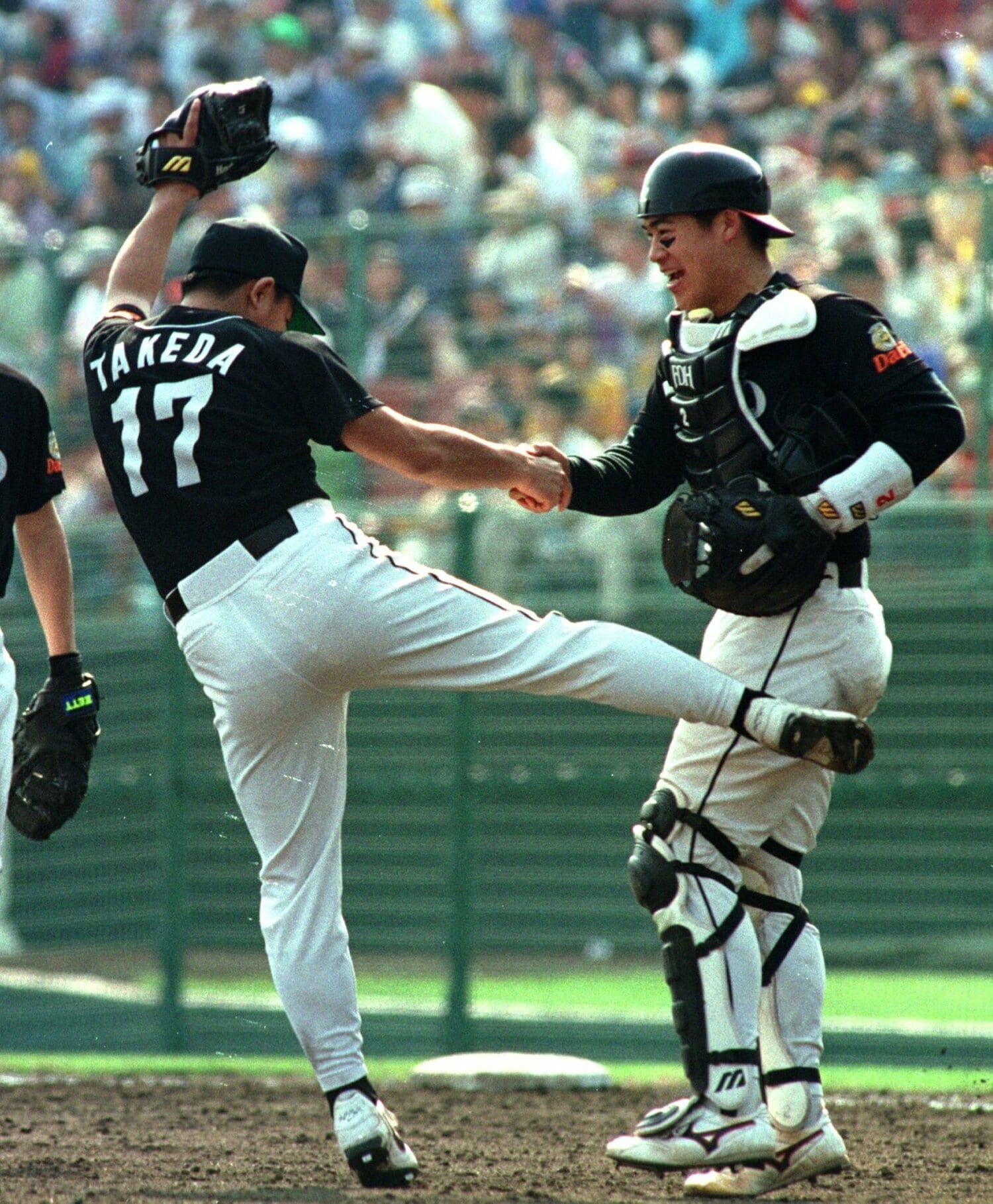 写真は1997年4月、完封勝利した武田一浩氏は城島健司捕手に感謝のキックを贈る。当時城島は3年目20歳　©Sankei Shimbun　