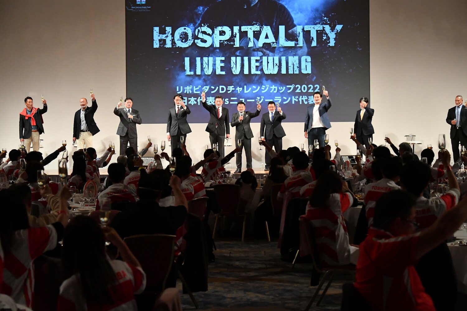 日本代表の名ウィンガー吉田義人（写真中央）の音頭で乾杯　©TOPPAN INC.