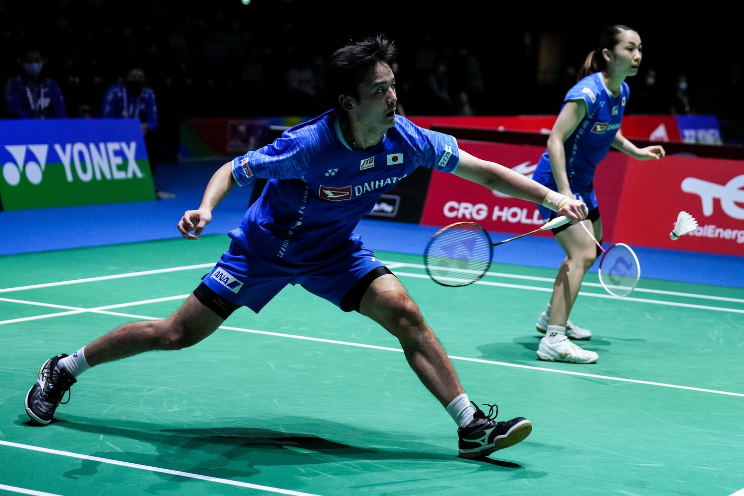 世界選手権・混合ダブルスに出場した金子祐樹（手前）と松友美佐紀　©Getty Images