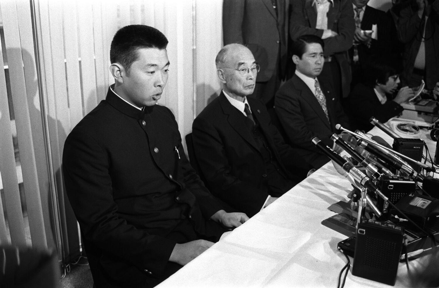 1977年、クラウンの1位指名を拒否した江川卓（当時22歳）。写真中央が後見人の船田中　©JIJI PRESS