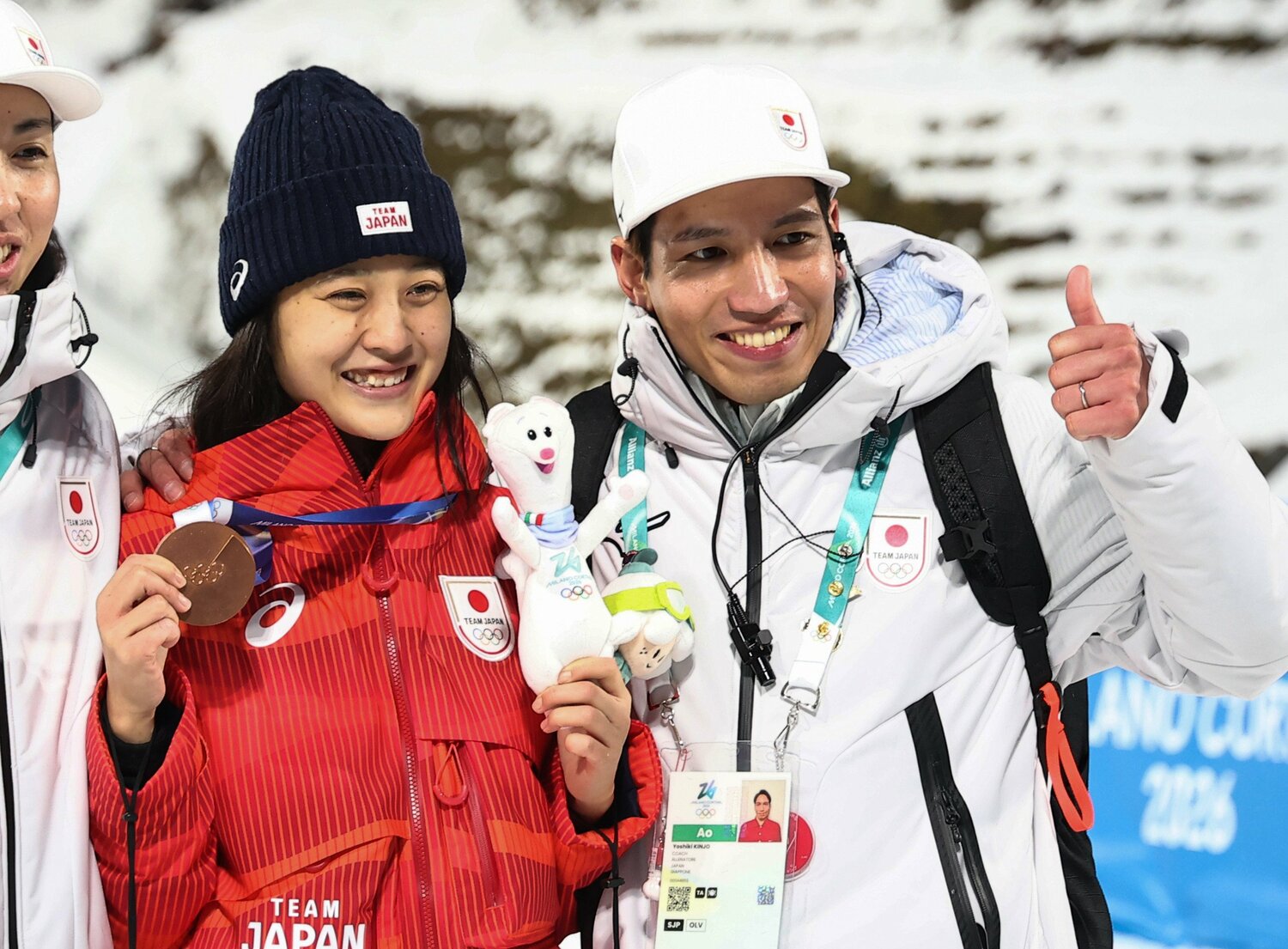 ミラノ五輪女子ノーマルヒルで銅メダルを獲得した丸山と金城コーチ　©JIJI PRESS