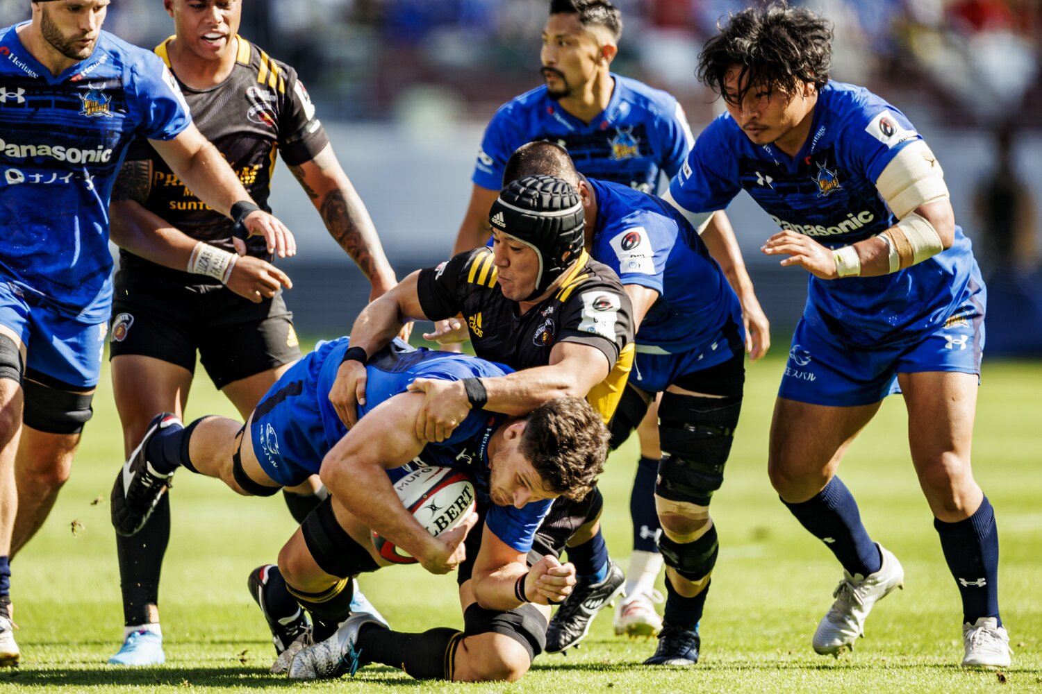 2022年プレーオフ決勝で激しいタックルを見舞うサンゴリアス小澤直輝　©︎Kiichi Matsumoto