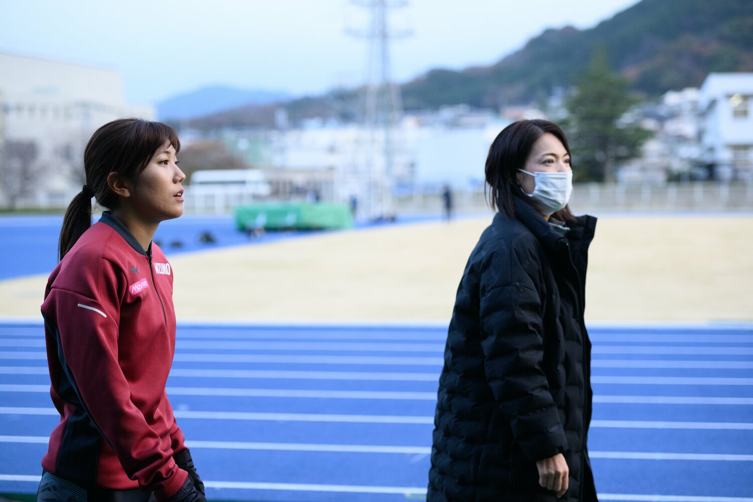 卒業後も指導を続ける信岡コーチ（右）　©Asami Enomoto