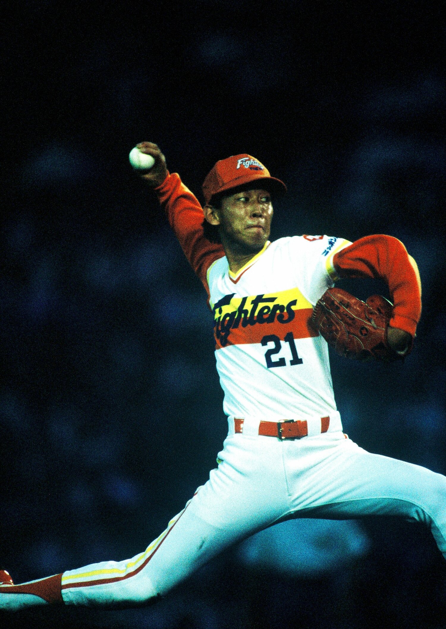 ルーキーシーズンの西崎。180cmで体重は60kg台という細身だった　©Hatsuhiko Okada