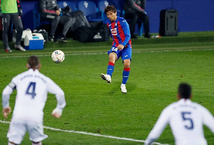 乾がゴール前に向けてクロスを送り込む