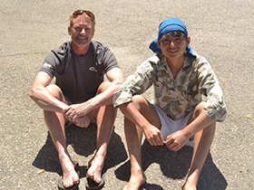 ラムモンキーと記念写真。シャワーを浴びて、1週間ぶりに貸してもらった服に着替える。