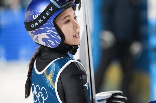 「サラは礼儀正しさの典型」英BBCが高梨沙羅17歳に驚いた日…五輪での“悲劇と喜び”「涙の失格後に小林陵侑からハグ」「4年前の自分を見返す」