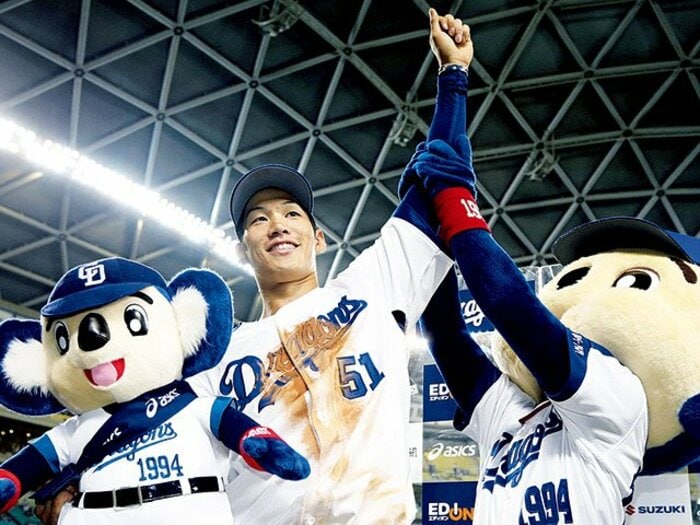 全力疾走と「35億」。名古屋を沸かす京田陽太。～センスではなく、練習量で作り上げられた魅力～＜Number Web＞ photograph by KYODO