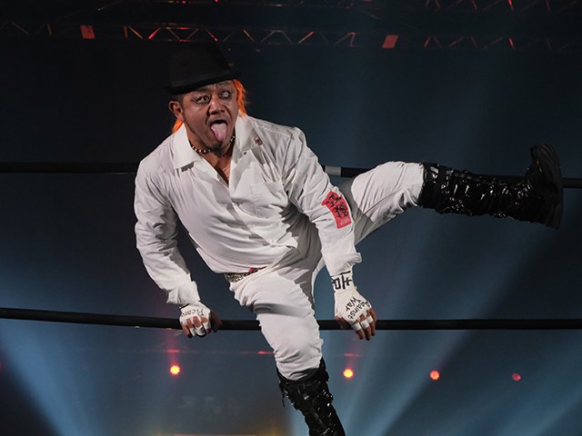 カリスマ葛西純「世の中は無駄な血を一滴も流すな」 頬を串刺し、人間