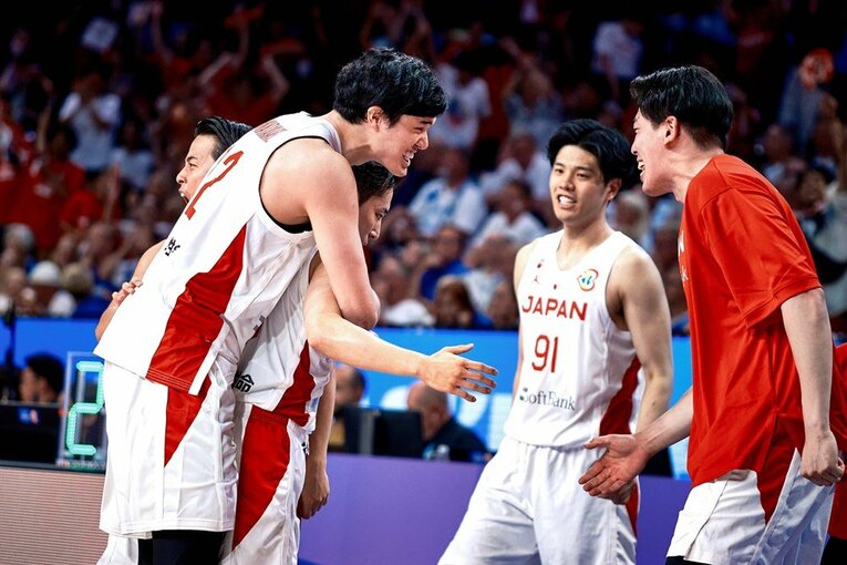 フィンランド戦、殊勲の河村勇樹に後ろから抱きつく渡邊雄太　©FIBA
