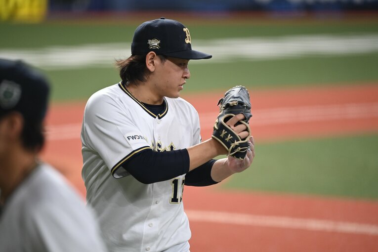 ベンチに戻ってくる仲間たちを出迎える宮城　©︎Naoya Sanuki