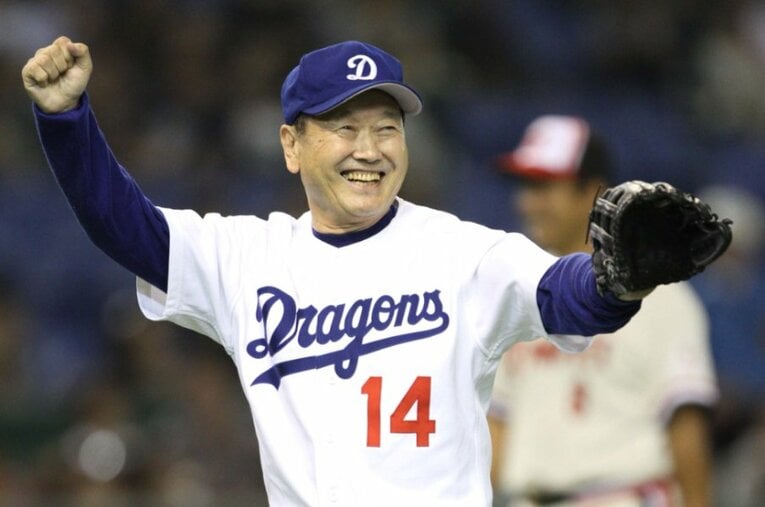 2011年、日韓ドリームゲームで中日のユニフォームを着て登板した板東英二さん。心の底には常に「野球」があった ／ photograph by Sankei Shimbun