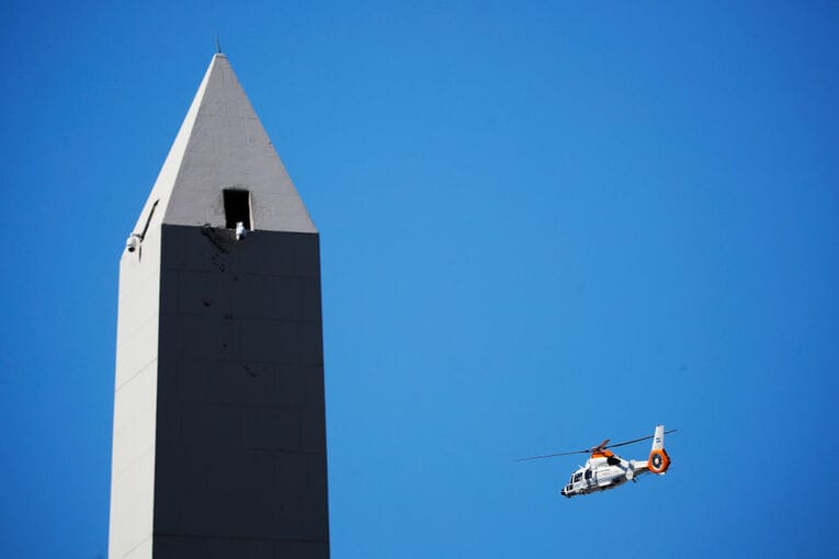 あまりのカオスにヘリコプターで「凱旋飛行」　©Getty Images