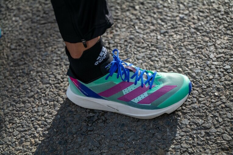 初マラソン日本新記録を出した平林が履いていたのは、箱根駅伝と同様“超厚底”ではないシューズだった　©Shota Matsumoto