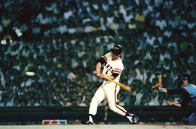 1977年9月3日、世界記録の756号本塁打を放つ王貞治。ミットを構えていたのは八重樫幸雄だった　©JIJI PRESS