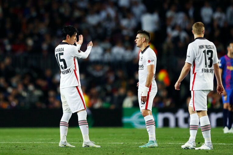 「初めて日本人がバルサのカンプノウで勝利」歴史的瞬間を撮った… 鎌田大地のアシストと献身に感動した理由〈長谷部誠も出場〉(44)