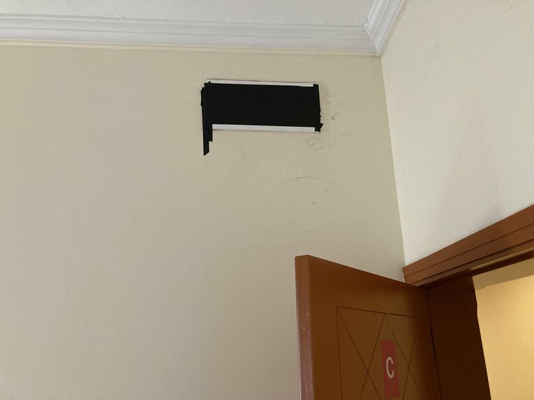 記者の部屋のクーラー　©Yoshiaki Matsumoto