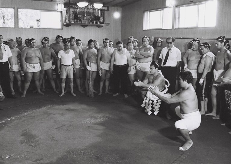 九重親方（北の富士勝昭）さんに土俵入りの指導を受ける千代の富士　©BUNGEISHUNJU