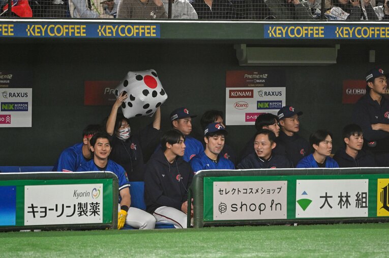 プレミア12、台湾ベンチでサイコロが回されると……1でも6！　©Nanae Suzuki