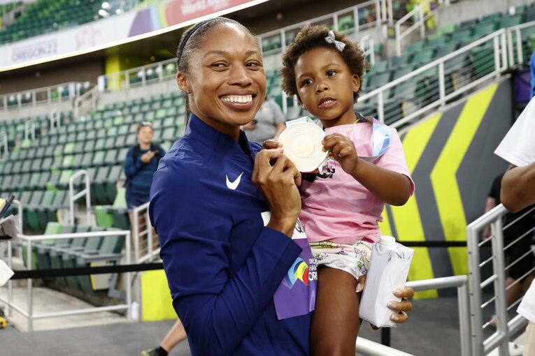 世界陸上オレンゴンで銅メダルを獲得し、娘のキャムリンちゃんと撮影 ©︎Getty Images