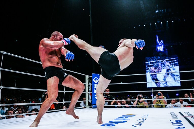 ミルコのハイキックを間一髪でかわすヒョードル　©Susumu Nagao