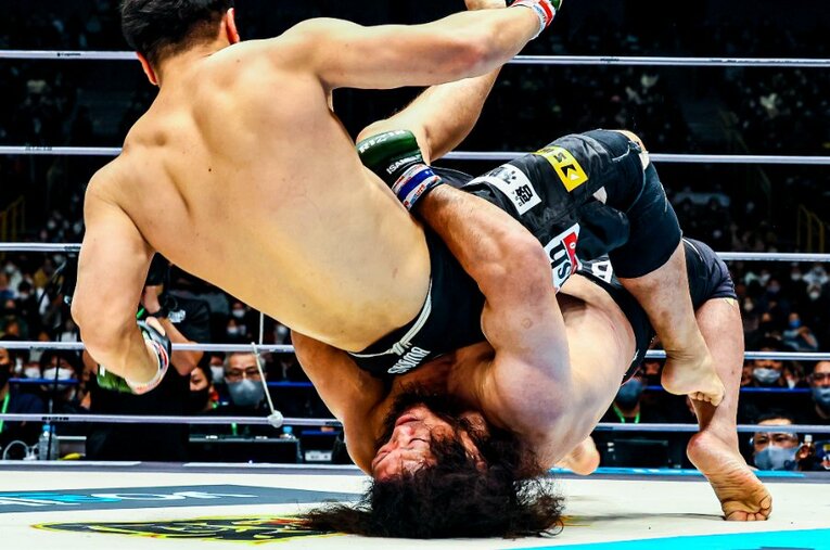 Uインターや全日本で活躍したゲーリー・オブライトを敬愛し、コスチュームの「N」のロゴを引き継ぐ関根“シュレック”秀樹。ジャーマンスープレックスは2000年に36歳で夭折したオブライトの必殺技でもあった ／ photograph by ©RIZIN FF Susumu Nagao