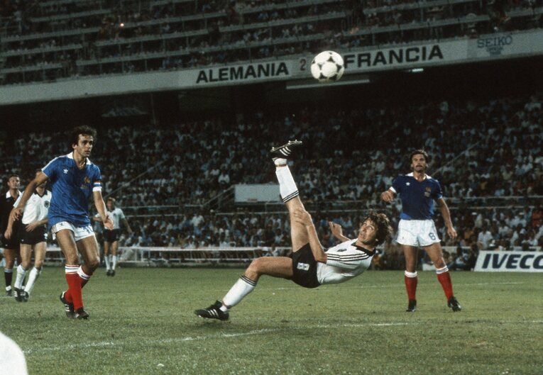 森保監督がワールドカップを初めて見たのは1982年。中学2年のときだった。準決勝の西ドイツ対フランス、森保監督も印象深いという、フィッシャーの劇的オーバーヘッドゴール　©Getty Images