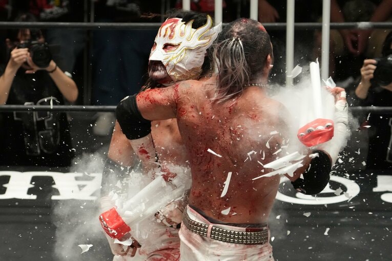 蛍光灯の束が砕け散った瞬間　©Masashi Hara