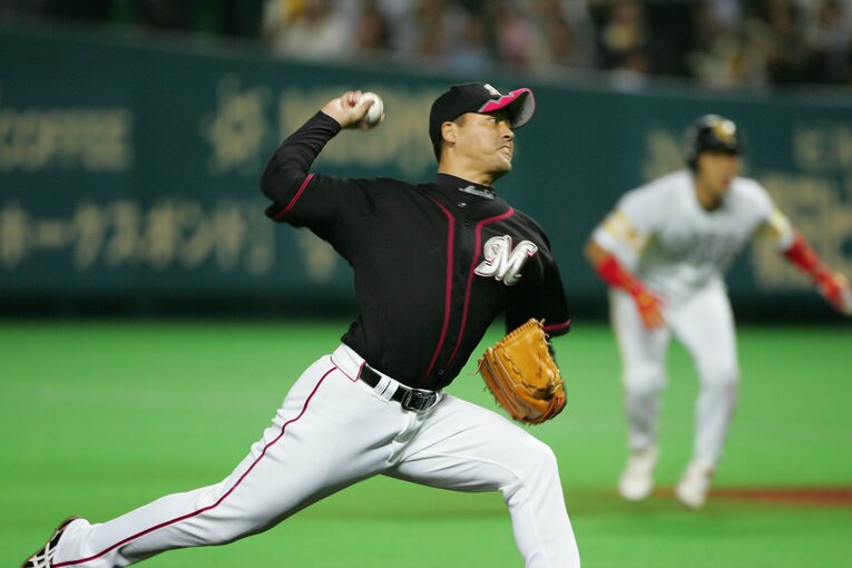 小林雅の投球を祈るように見つめたバレンタイン　©Hideki Sugiyama