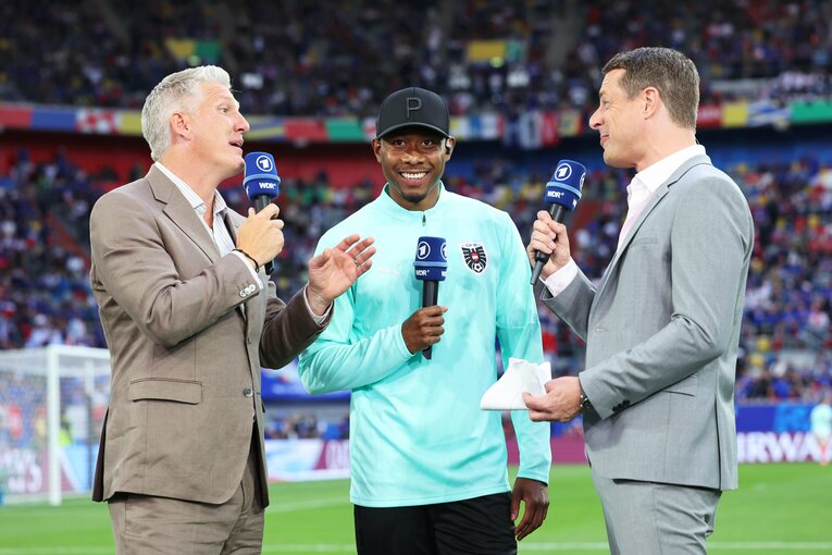 出場不可ながらもチームの一員として行動するアラバ。試合前には元同僚シュバインシュタイガーらと会話　©Getty Images