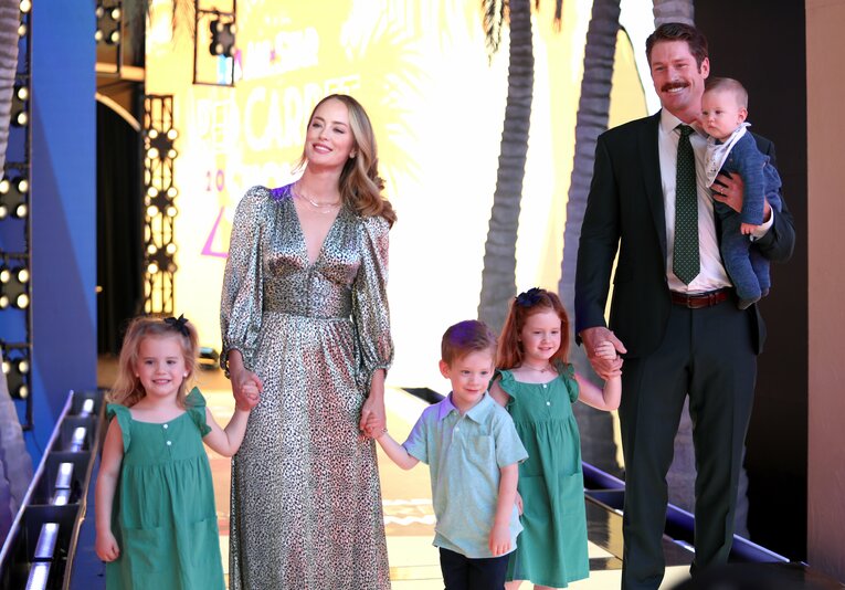 ローレン夫人、子供たちとレッドカーペットを歩くマイコラス　©Getty Images