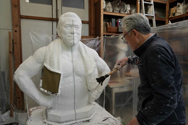 マフラーの部分の取り外しが始まった。切り離された部分から粘土が見える