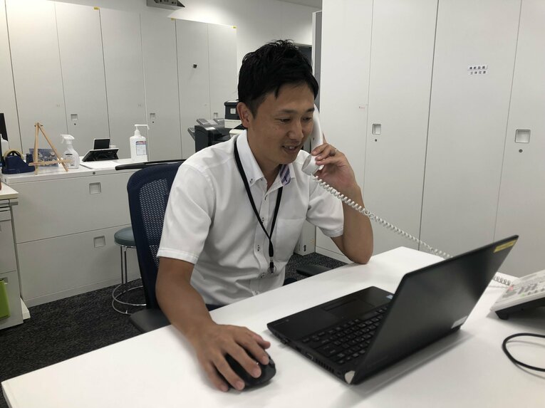 JR西日本で人事を担当する山本秀祐さん。応援団ではマイクパフォーマンスを担う