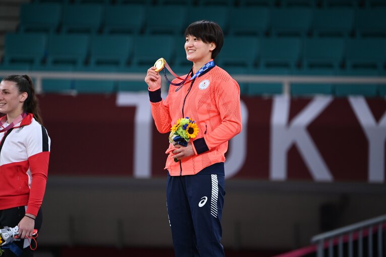 「終わったな」「何やってるんだろう」 “27歳初出場で金メダル”新井千鶴の「積み上げてきたものが違う」柔道人生(17)