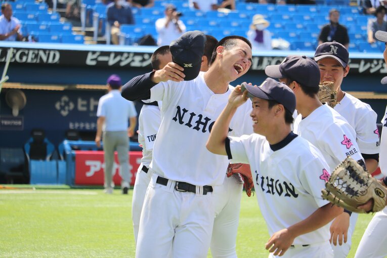 優勝候補の関東一をタイブレークの末に破り、喜ぶ日大豊山の選手たち　©︎Yu Takagi