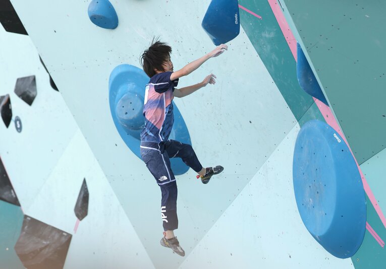 決勝の第1課題最初のホールドに挑むも、つかむことができなかった（1枚目）【スワイプするとその他の写真もご覧になれます】　©JIJI PRESS