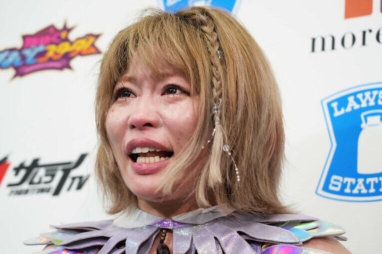 「お互い全部かけようや」と上谷沙弥に言う中野たむ　©Essei Hara