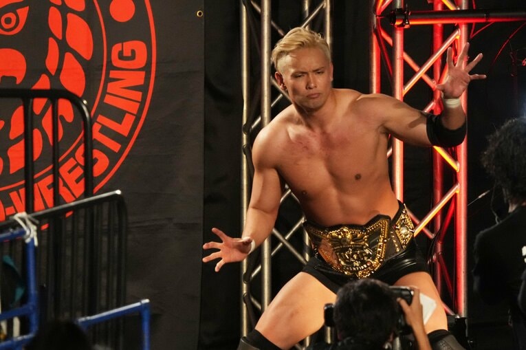 若き日のアントニオ猪木のポーズを披露するオカダ・カズチカ