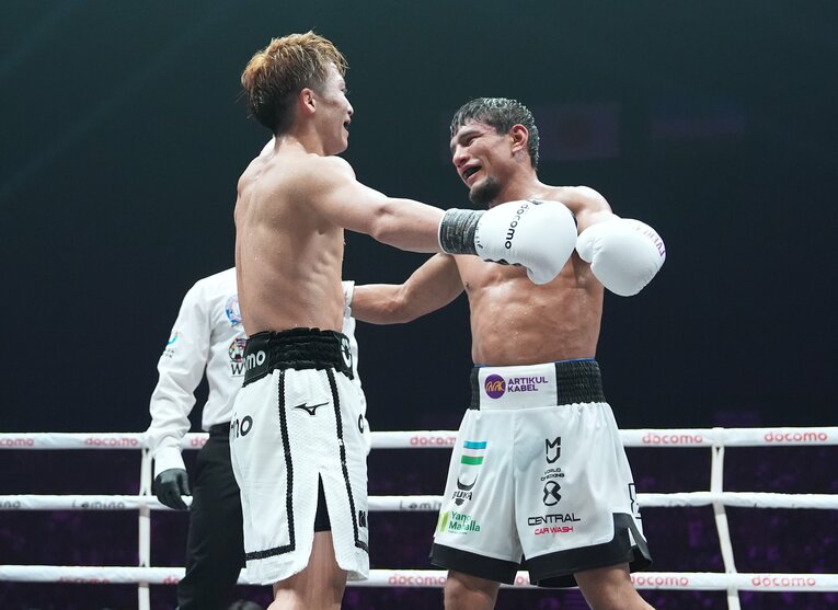 健闘を称え合う井上尚弥とアフマダリエフ　©Naoki Fukuda